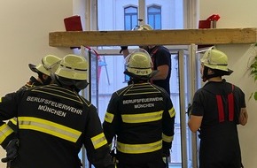 Feuerwehr München: FW-M: Lkw fährt in Gerüst - Einsturzgefahr (Lehel)