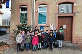 Polizeidirektion Neustadt/Weinstraße: POL-PDNW: PI Grünstadt - Schüler*innen der Dekan-Ernst-Schule schmücken Weihnachtsbaum vor Polizeiinspektion