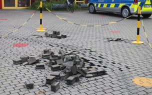 Polizei Minden-Lübbecke: POL-MI: Unbekannter Fahrzeugführer wühlt Pflastersteine auf