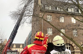 Feuerwehr Oberhausen: FW-OB: Feuerwehr entfernt lose Dachverkleidung von Polizeipräsidium