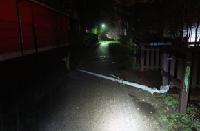 Polizeiinspektion Delmenhorst / Oldenburg - Land / Wesermarsch: POL-DEL: Stadt Delmenhorst: Unbekannte zerstören mit einem Sprengkörper eine Straßenlaterne