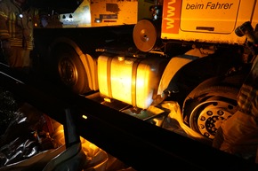 FW Ratingen: Auslaufender Dieselkraftstoff nach Reifenplatzer