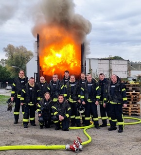 FW-WRN: Realbrandausbildung der Freiwilligen Feuerwehr Werne