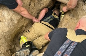 Feuerwehr Bremerhaven: FW Bremerhaven: Technische Tierrettung in Buschk&auml;mpen - Feuerwehr befreit Igel aus Drainageleitung