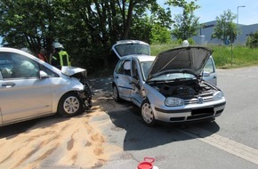 Polizei Mettmann: POL-ME: Vorfahrt missachtet - Verkehrsunfall mit einer schwer- und einer leichtverletzten Person - Haan - 2005110