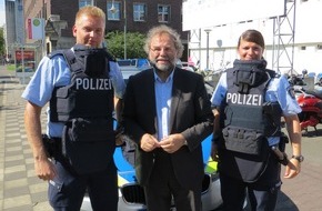 Polizei Düsseldorf: POL-D: Foto zum heutigen Termin +++Polizeipräsident informiert sich über Schutzwesten+++