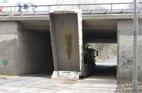 Kreispolizeibehörde Rhein-Kreis Neuss: POL-NE: Kipplaster kollidiert mit Autobahnunterführung