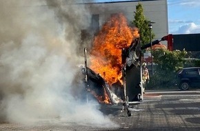 Feuerwehr Paderborn: FW Paderborn: Vollbrand eines Imbissanhängers im Paderborner Süden Elegante Hochzeitsgesellschaft reagiert "cool"