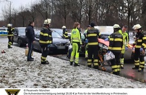 Feuerwehr M&uuml;nchen: FW-M: Medizinischer Notfall m&uuml;ndet in Verkehrsunfall (Schwabing)
