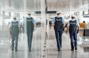 Bundespolizeidirektion München: Bundespolizeidirektion München: Vermisste Britin dank herrenlosem Gepäck wiedergefunden
-Bundespolizisten spüren am Münchner Flughafen verwirrte 63-Jährige auf-