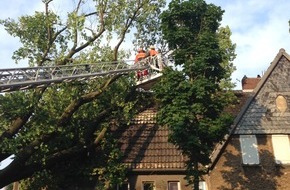 Feuerwehr Essen: FW-E: Unwetter - Die Feuerwehr Essen leistet überörtliche Hilfe für die Feuerwehr Gladbeck