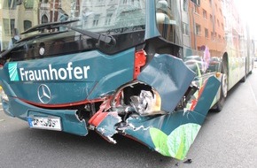 Polizei Aachen: POL-AC: KORREKTUR DES DATUMS: Fahrzeug stößt mit Bus zusammen - fünf Menschen verletzt