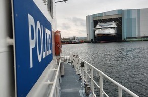 Landeswasserschutzpolizeiamt Mecklenburg-Vorpommern: LWSPA M-V: Ausdockung Kreuzfahrtschiff "Disney Adventure"