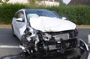 Kreispolizeibehörde Herford: POL-HF: Verkehrsunfall beim Abbiegen - Zwei Lichtverletzte