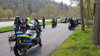 PD Hochtaunus - Polizeipräsidium Westhessen: POL-HG: Motorradkontrollen am Wochenende - Bikes bleiben stehen, Pkw beschlagnahmt +++ Verdacht des illegalen Kraftfahrzeugrennens - Porsche und BMW beschlagnahmt +++ Sachbeschädigungen an Pkw und ...