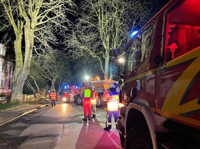 FW Horn-Bad Meinberg: Verkehrsunfall und Sturmtief &quot;Zeynep&quot; fordern Feuerwehr - Baum wird gegen Haus gedrückt