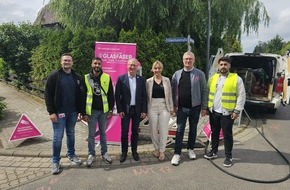 Deutsche Telekom AG: Im Plan: Bürgermeister Armin Schenk besucht Glasfaser-Baustelle der Telekom