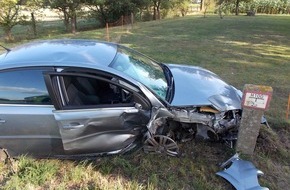 Polizei Minden-Lübbecke: POL-MI: Bei Abbiegemanöver: Auto touchiert Baum