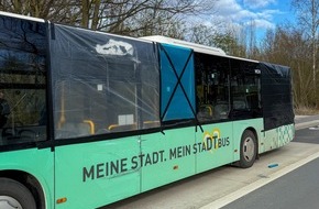 Feuerwehr Detmold: FW-DT: Unfall zweier Linienbusse - Feuerwehr sichert zerst&ouml;rte Seitenscheiben