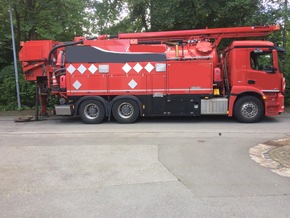 FW Borgentreich: Gefahrguteinsatz für die Feuerwehr Borgentreich. 300-400 Liter Kraftstoff (E10) gelangen bei Tankarbeiten in die Kanalisation.