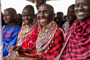 60 Massai Frauen in Kenia auf dem Weg ins Berufsleben