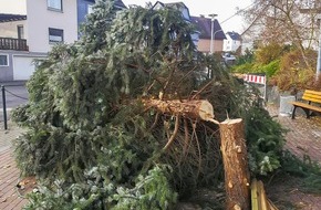 Polizeipräsidium Mittelhessen - Pressestelle Lahn - Dill: POL-LDK: - Vandalen fällen Weihnachtsbaum - Geschwindigkeits- und Motorradkontrolle - Schwere Verkehrsunfälle bei Aßlar und Braunfels - Einbrecherduo in Nauborn überrascht -