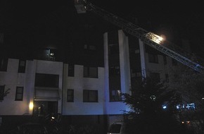 Feuerwehr der Stadt Arnsberg: FW-AR: Arnsberger Feuerwehr rettet drei Menschen bei Brand in Mehrfamilienhaus