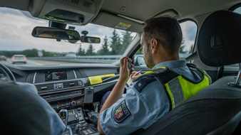 Polizei Mettmann: POL-ME: Exhibitionist zeigt sich in schamverletzender Weise - Hilden - 2308030