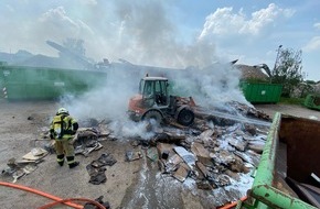 Feuerwehr Xanten: FW Xanten: Brennende Müllpresse auf einem Wertstoffhof