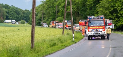 Freiwillige Feuerwehr Menden: FW Menden: LKW fährt in den Graben