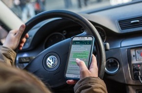 Polizei Mettmann: POL-ME: Schwerer Verkehrsunfall mit Totalschaden - Handy am Steuer? - Hilden - 1910012