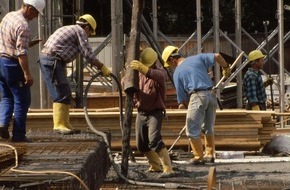 BG BAU Berufsgenossenschaft der Bauwirtschaft: Bauwirtschaft - Zahl der Arbeitsunfälle geht zurück (BILD)