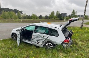 Polizeiinspektion Lüneburg/Lüchow-Dannenberg/Uelzen: POL-LG: ++ drei Leichtverletze bei Verkehrsunfall - Kollision beim Abbiegen ++ Tat vereitelt - Trio auf Fahrraddiebstahl ++ "ausgeflippt" - junge Frau macht Randale ++ "aufgefahren" ++