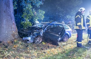 Kreisfeuerwehrverband Segeberg: FW-SE: Personenkraftwagen kollidiert mit Baum