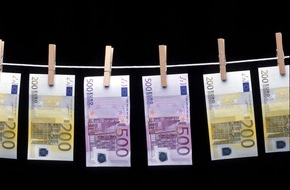 Hauptzollamt Singen: HZA-SI: Eine Tasche voller Geld/ZOLL entdeckt bei Kontrolle über 250.000 Euro in bar in Umhängetasche