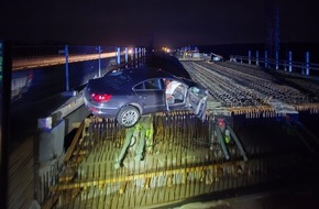 Polizeipr&auml;sidium Rostock: POL-HRO: Pkw durchbricht Baustellenabsicherung auf A24 und landet auf Br&uuml;ckenrohbau