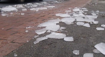 Polizei Bielefeld: POL-BI: Eiskalte Gefahr von oben - Eisplatten auf Lkw