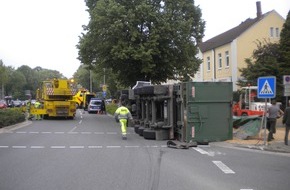 Polizeiinspektion Hameln-Pyrmont/Holzminden: POL-HM: Verkehrsunfall / Sattelzug kippt um / Fahrer leicht verletzt