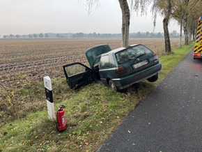 FFW Fredenbeck: PKW fährt gegen Baum / Fahrer verletzt