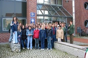 Polizeidirektion Göttingen: POL-GOE: (317) Girls' Day 2002: 70 Mädchen besuchen die Polizei