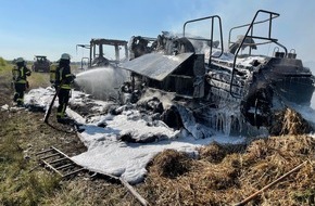 Kreisfeuerwehrverband Segeberg: FW-SE: Schlepper und Ballenpresse brennen komplett aus