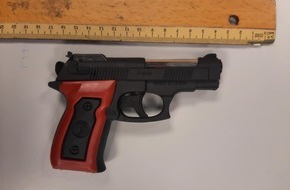 Bundespolizeiinspektion Magdeburg: BPOLI MD: Täuschend echte Spielzeugpistole: 17-Jähriger bedroht Familie im Zug