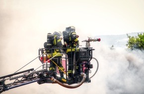 Feuerwehr Bergisch Gladbach: FW-GL: Dachstuhlbrand mit hohem Sachschaden im Stadtteil Bärbroich von Bergisch Gladbach