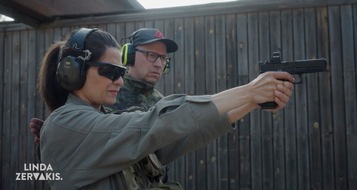 ProSieben: Linda Zervakis greift zur Waffe. ProSieben zeigt die Reportage "LINDA ZERVAKIS. Under attack" am Montag