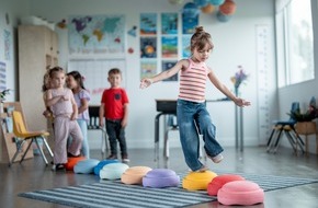 Hom&ouml;opathisches Laboratorium Alexander Pfl&uuml;ger GmbH & Co. KG: Wenn Kinder taumeln: Schwindel als Folge einer Mittelohrentz&uuml;ndung