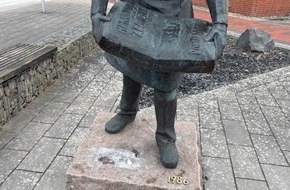 Polizeiinspektion Cuxhaven: POL-CUX: Diebstahl an der "Zementpacker-Statue" in Hemmoor - Zeugenaufruf (Foto im Anhang)