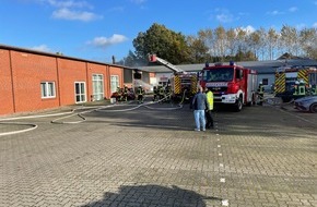 Kreisfeuerwehr Rotenburg (Wümme): FW-ROW: Großfeuer beschäftigt Feuerwehren - Lagerhalle gerät in Brand