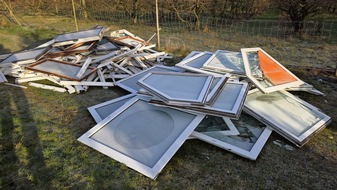 Polizeiinspektion Stade: POL-STD: Dreiste M&uuml;llentsorgung zu Weihnachten - Fenster in Horneburger Feldmark abgeladen