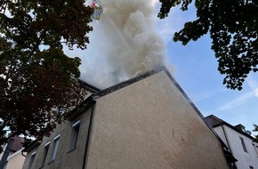 Feuerwehr Stuttgart: FW Stuttgart: Wohnungsbrand greift auf Dach über