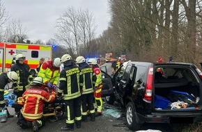 Feuerwehr Mülheim an der Ruhr: FW-MH: Schwerer Verkehrsunfall mit drei Verletzten